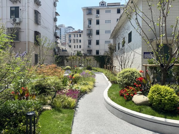 炒股配资最新信息 社区小花园如何建？静安出台全市首个针对居民小区内花园建设的规范性工作指引